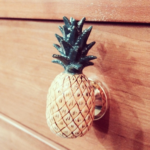 NEW IN | Poignée ananas <a href="/WithLoveAndMary/">And Mary</a> instagram.com/p/l74CzOj-IM/ #pineapple #ananas