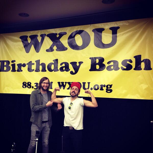 thehardlessons's tweet photo. Getting PUMPED with @thehoundsbelow  at the #wxoubdaybash! Come to the Oakland Center from 7-10! @wxou http://t.co/Dc4Ud82cfp
