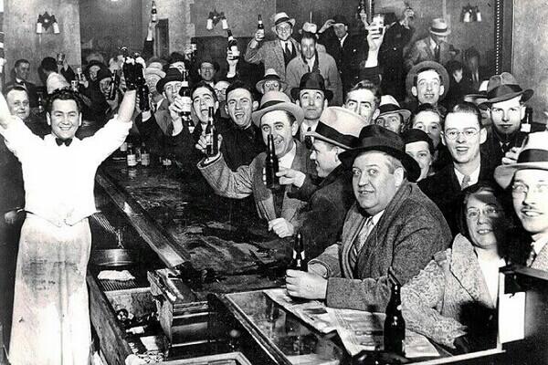 RarePics's tweet photo. End of the alcohol prohibition in the USA December 5, 1933 http://t.co/He0i3u27QH