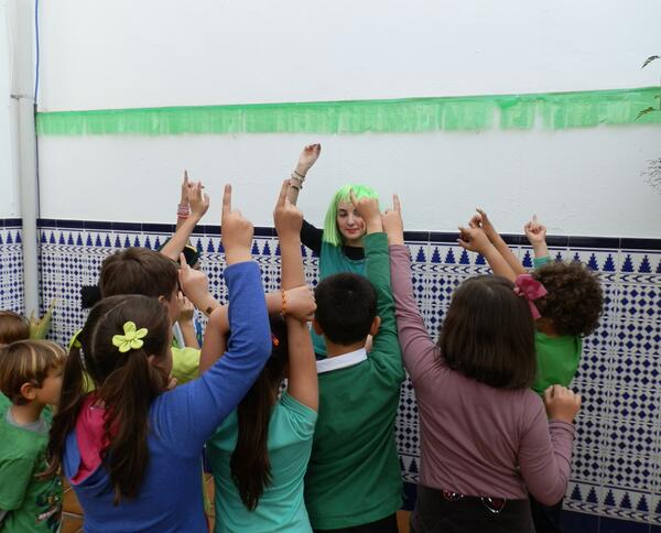 Creación y adjudicación de grupos para los juegos. Así de entusiasmados comenzaban a agruparse en grupos.