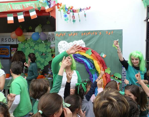 Creación y adjudicación de grupos para los juegos. Así de entusiasmados comenzaban a agruparse en grupos.