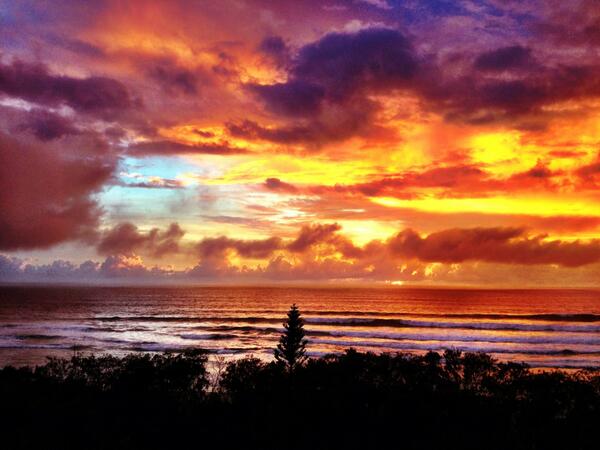 GCBulletin's tweet photo. Gorgeous glipse of the sunrise before it was covered with clouds at Main Beach this morning. http://t.co/3F3zXEnJFP http://t.co/kZ0nQmqP8B