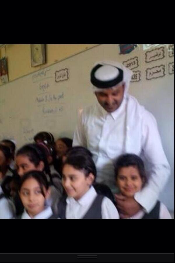 صورة لسمو الشيخ/ تميم بن حمد آل ثاني أمير البلاد المفدى - خلال زيارته لإحدى المدارس الابتدائية المستقلة.