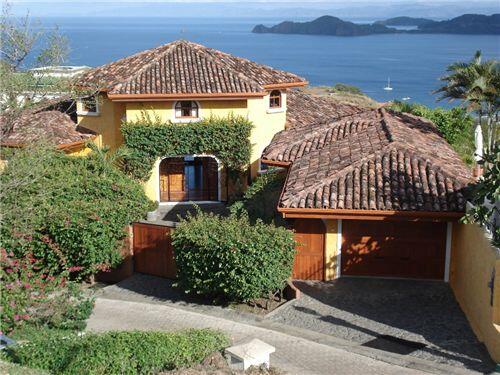 GoLocallyGlobal's tweet photo. Casa Amarillo, a #CostaRica villa extraordinaire, offers picture perfect views of the #Pacific http://t.co/UViiPL1rlF http://t.co/lf5FA0FRVP