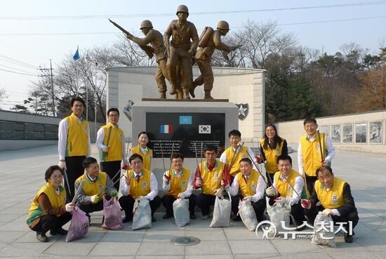 신천지 수원교회, 프랑스 참전비 정화 활동
newscj.com/news/articleVi…