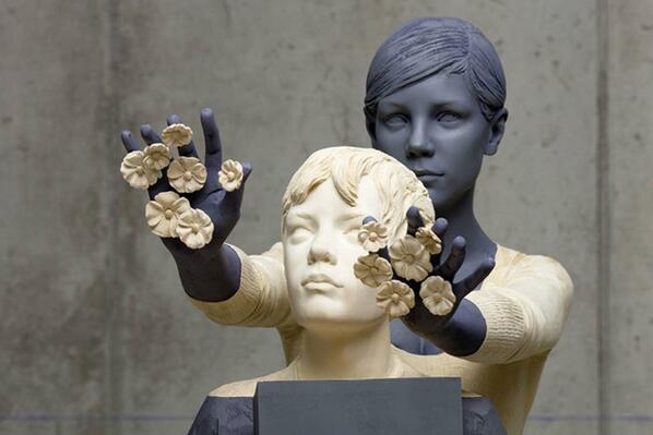 RetoSava's tweet photo. Wily #Verginer #contemporain #sclupteur #surbois #personnes #art #italie "Enfants" https://t.co/A7tMgeMM5o