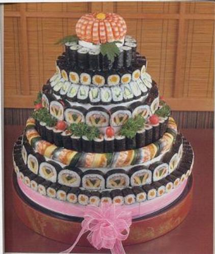 shopblueroots's tweet photo. hey @TheHannaBeth i found the most perfect cake for you!! ^_^ #sushiqueen http://t.co/be01rzZ2fQ