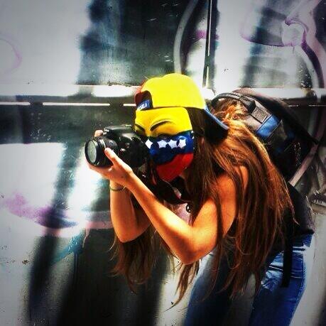 RaffaEP's tweet photo. La valentía de la mujer venezolana. #ConcluDERECHOS #MaduroAsesinoLargateYa @todoverdadero @copipega @RebeldiaCivil http://t.co/jSMtXF0tHV