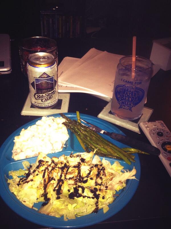 HopsNHeels's tweet photo. Helloooo home cookin! @fourpeaksbrew w/ my #8thstreetpaleale and ice water #youjealousbro #eclecticdinner http://t.co/jCxy6yhQ6x