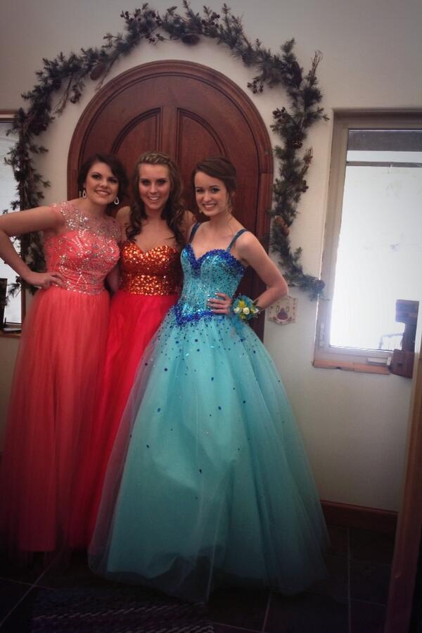 jaceysawyer's tweet photo. Bestfriends in this world.😊👭👯 @lindzee97 @NoelNormand http://t.co/OibKgIX27l