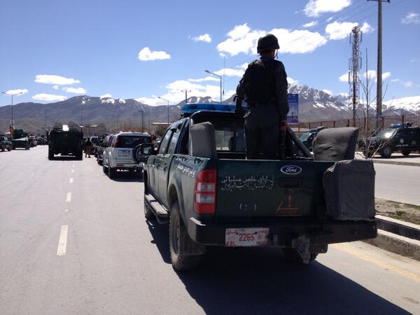 monicabernabe1's tweet photo. Gran despliegue de fuerzas de seguridad afganas en el oeste de Kabul http://t.co/c4BtWdBZAp