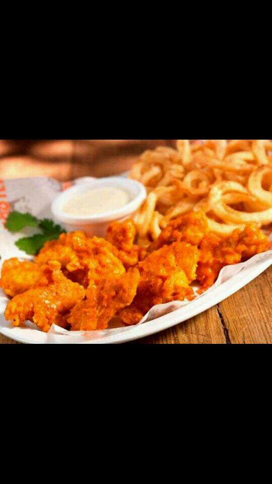 __madelineee's tweet photo. hooters is fr calling my name! http://t.co/TxVP9CKVE9