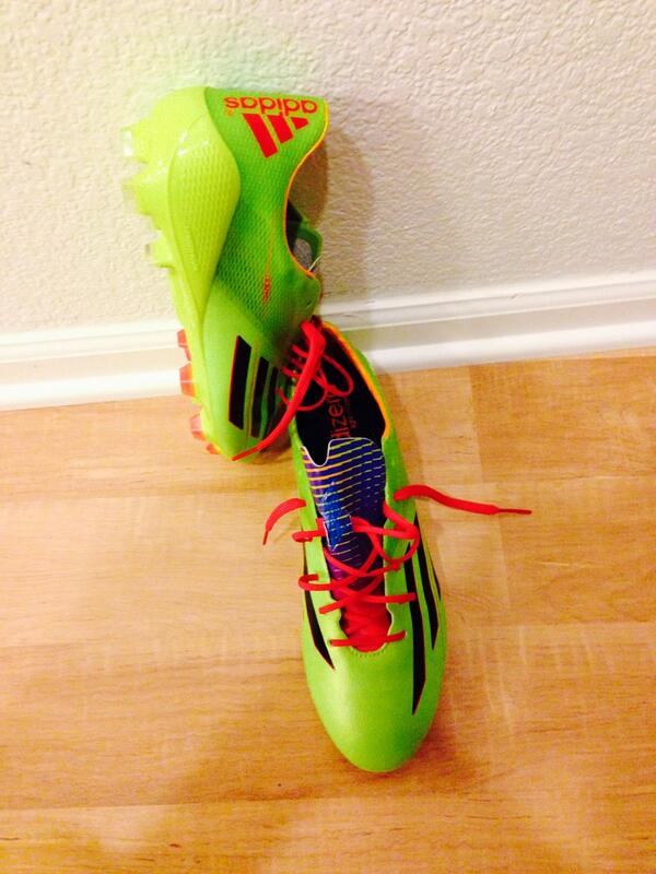 strika09's tweet photo. Adidas stra888!!! http://t.co/KLKHnRTfds