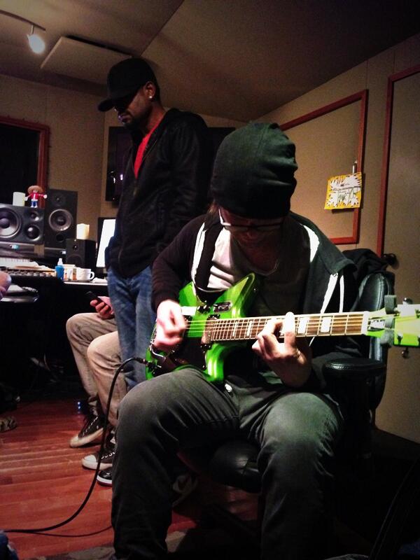 IanAlexanderSr's tweet photo. Ears don't fail me now #makinghitmusic @IndiaBenet http://t.co/f3WikDmoTD