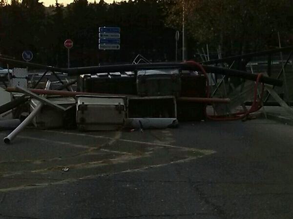NuevaJerusalem0's tweet photo. ¡Buenos días! Comienza la huelga estudiantil, barricadas en Somosaguas. #EducaciónEnPie cc/ @ASomosaguas http://t.co/HFDkMZuqd6