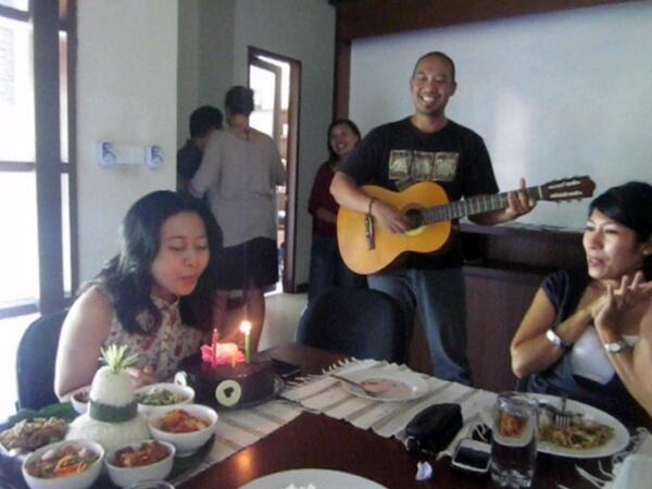 penyelaman's tweet photo. HBD @treanika Panjang Umur Sehat &amp; Sukses at @CoralACenter w/ @hestimoi @andreasmuljadi @MELazuardi cc: @treanita http://t.co/w8aTmOSzL8