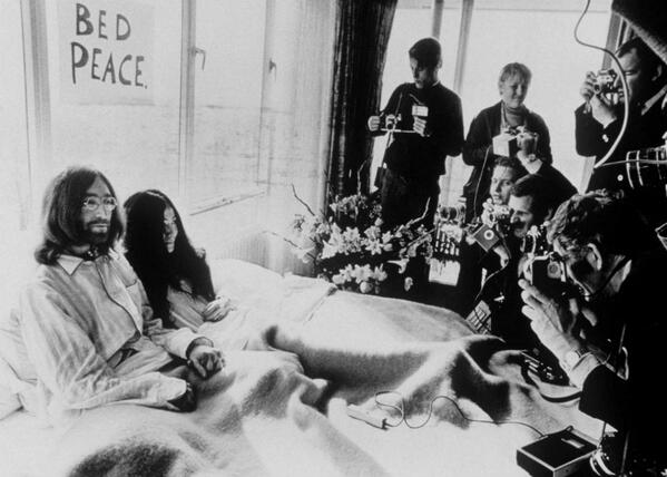 RetroPost's tweet image. Oggi sono 45 anni dal primo bed-in di Joh Lennon e Yoko Ono: le foto ilpost.it/2011/11/14/i-b…