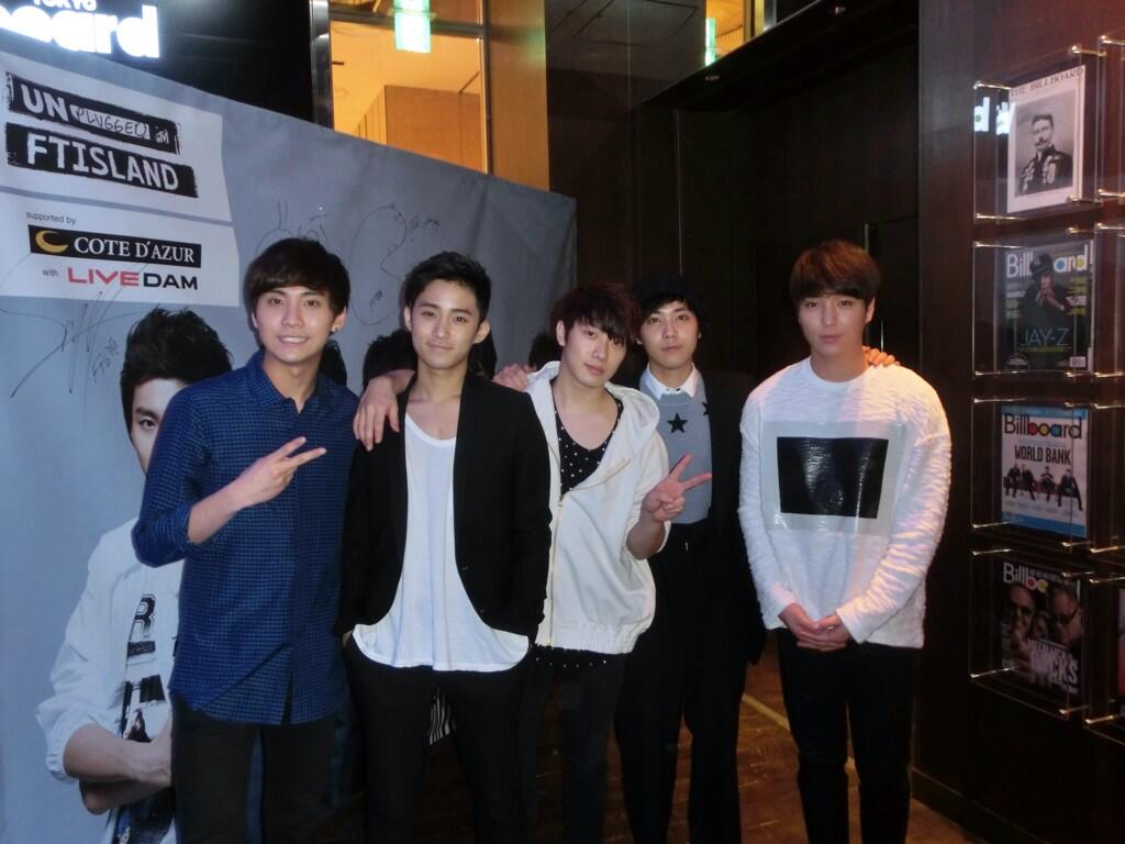 Uzivatel カラオケ コート ダジュール 公式 Na Twitteru 生サイン頂きました 明日から3日間カラオケ コート ダジュールダイニング新横浜店にてmtv Unplugged Ftisland特大フラッグを掲示いたします みなさまのご来店お待ちしております Http T Co