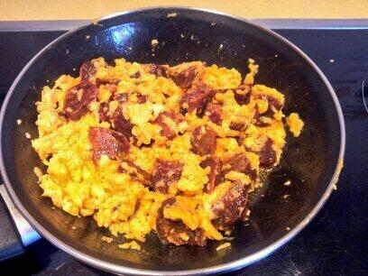 littleaprendiz's tweet image. Cazuela de chorizo ibérico picante con huevos de campo revueltos. #mesalgo @GASTROLOCURA @GuiaDelMichelin