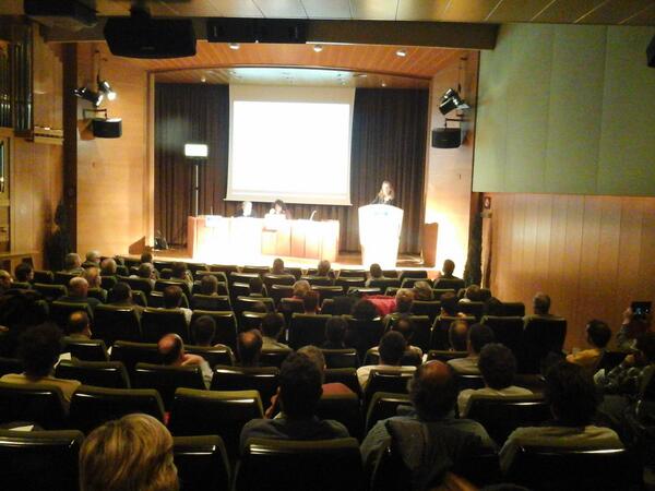 Dinamiccom's tweet photo. 1er debat @qalides al #Fórum Berger. Claude et Lydia Bourguignon, incidència de l'entorn en el sól. @Dinamiccom http://t.co/fGaRZmeFyJ
