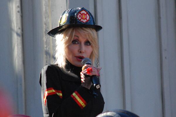 .@DollyParton Opens New @Dollywood #FireChaserExpress Roller Coaster by @MoJoDisney adventuresbydaddy.com/2014/03/24/dol…