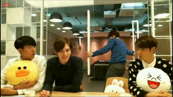 [ كابز] CNBLUE في برنامج LINE يردون على اسألة البويس   BjkKg_MCMAEsyz-