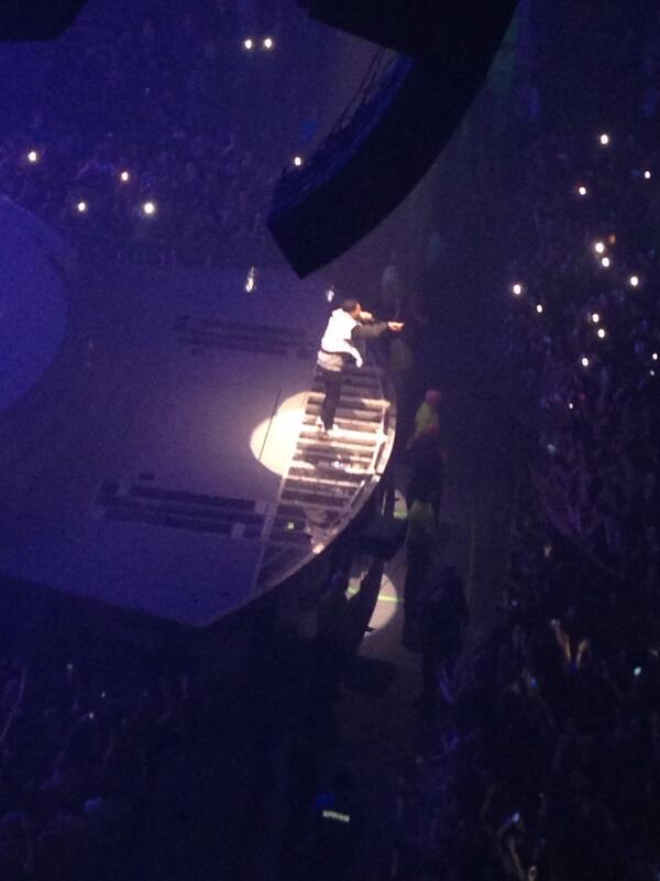 D203T's tweet image. "@H34thy: @Mario_Falcone yeh the view from my box was awful. 🙈😂 binoculars at the ready for you 🔍 http://t.co/vPoLnMpieH" 😂 bless him