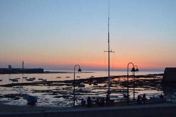 lolamp21's tweet photo. #cadiz #atardecer #lacaleta #comocaíná http://t.co/57tlDV2tn7