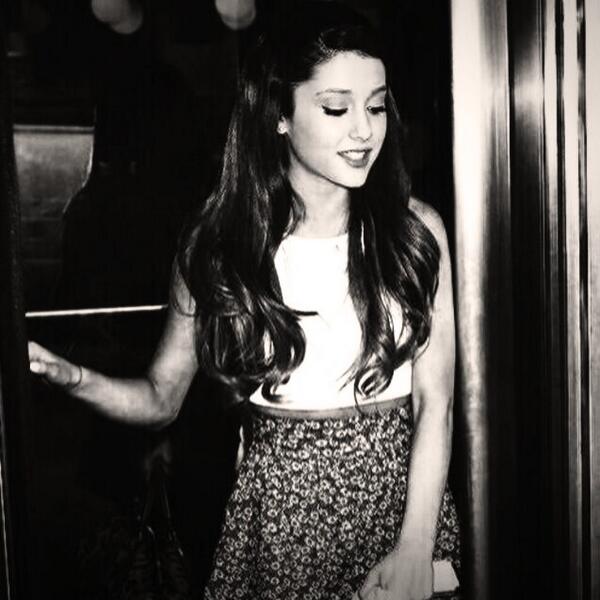 Arianasorchid's tweet image. 5 DAYS MORE TILL KCA PLEASE VOTE #VoteAriana #KCA
