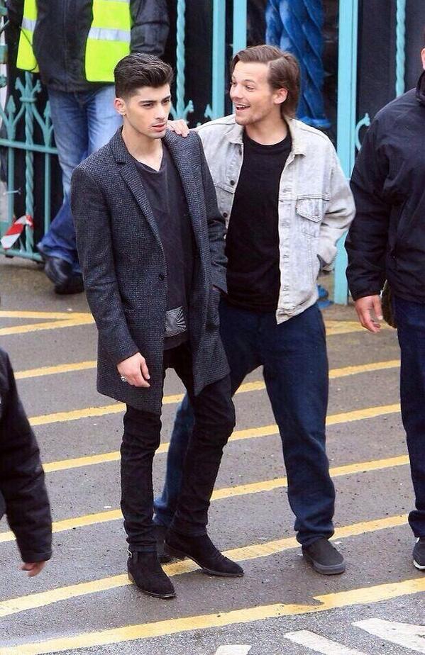 tnbharry's tweet image. a gauche vous pouvez voir un mannequin, a droite un clochard fan de lui