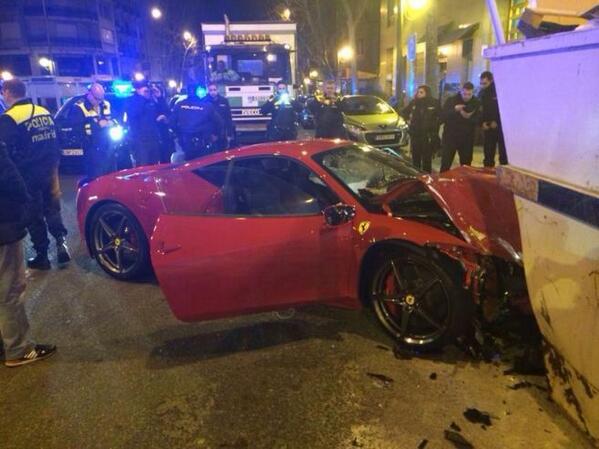 elmundoes's tweet photo. Se estrella con un Ferrari de 240.000 euros y lo abandona en el centro de Madrid http://t.co/c9MZuSKkme http://t.co/f8riyp0KD0