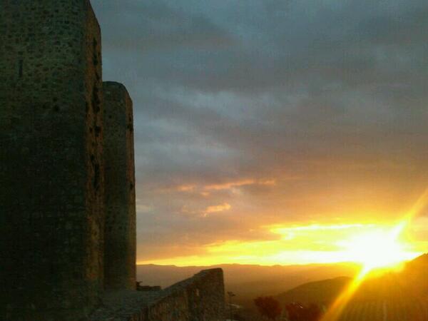 ActualAlcaudete's tweet photo. Qué atardecer más bonito desde el Castillo de Alcaudete. http://t.co/VXHDUe61VS