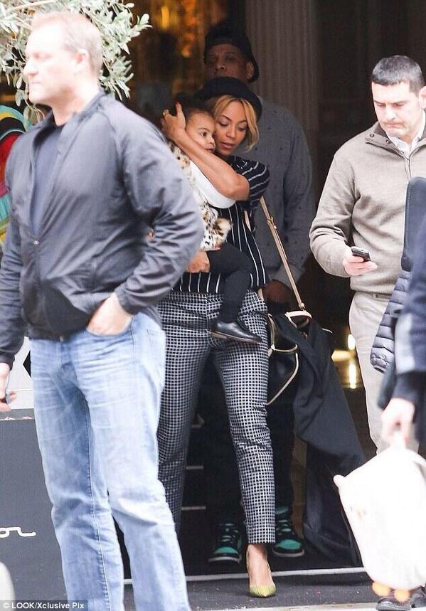 Beyonce_SP's tweet photo. Bey y Blue hoy en BCN. http://t.co/JPSvTjtWPG