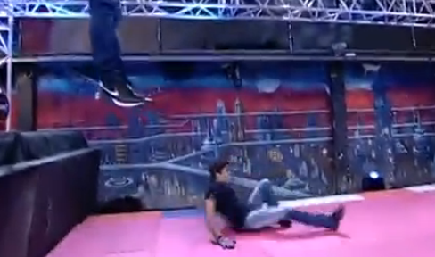 . <a href="/Cayetano_Rivera/">Cayetano</a> se fracturó el peroné en el programa «El Hormiguero» bit.ly/1dnL4Wm