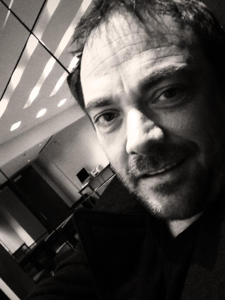 Mark Sheppard (Crowley) - Page 8 BjmJHfLCEAAEQBg