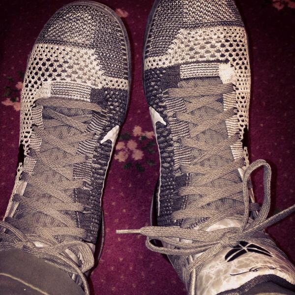 Kobe IX Elites Detail, khakis and crappy carpet ;)