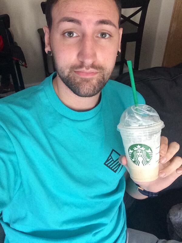 AlxJames10's tweet photo. Had to get my white swag on 💁 http://t.co/m0Lp9i4Vb7