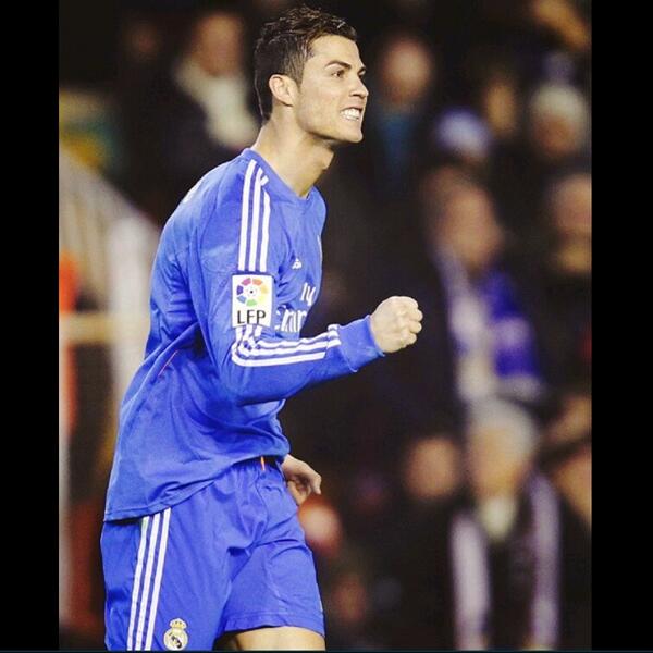 VoetbalAllDays's tweet photo. RT is beste voetballer ter wereld. http://t.co/TnoGTLEvPE