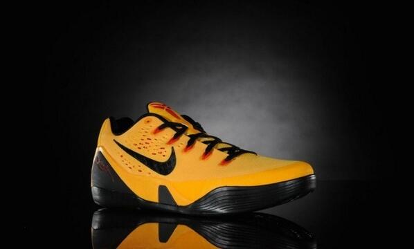 jezibele's tweet photo. Nike Kobe 9 Low EM - Bruce Lee release on 03/29/2014 for $160 via @KicksOnFire //@habachi wat u think?!? http://t.co/WtXdn6pExk