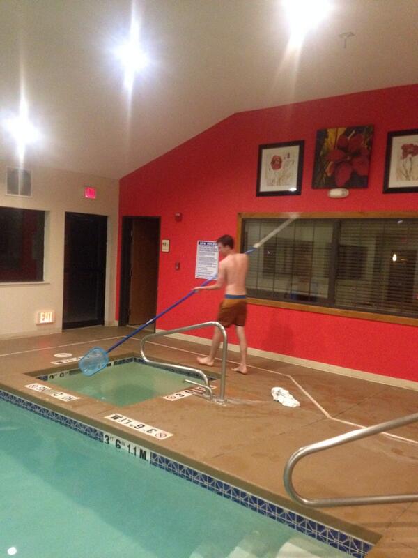Broughts89's tweet image. @ssoar He basically wants to be you... #jobforlife #poolguard @NCav08