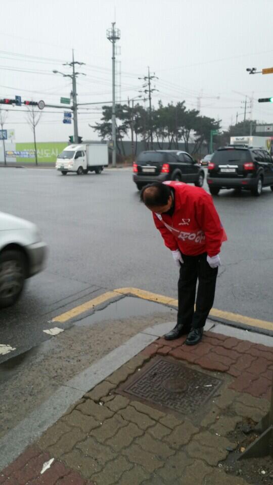 jwlee5314's tweet photo. 오늘은 운동장사거리에서 시민들께 인사드렸습니다.
오늘도 밝고 즐거운 하루 보내시길 바랍니다^^ http://t.co/2bKGKAzl5t