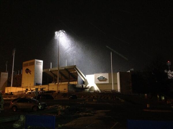 Shawn_Stepner's tweet photo. One light remains on at Ralph Wilson Stadium tonight in memory of late #Bills owner. http://t.co/XD40ypdBO0