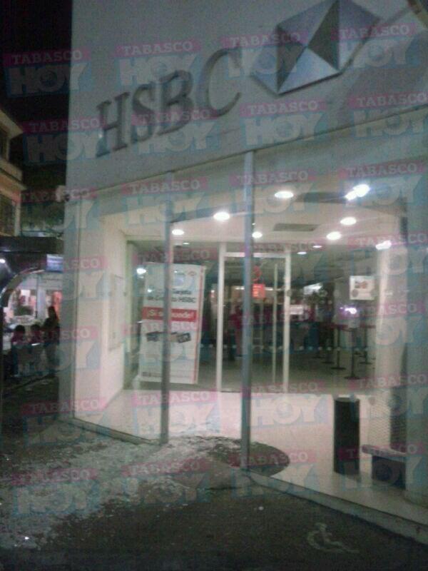 TabascoHOY's tweet photo. Sujeto en estado inconveniente causa destrozos en puerta del banco #HSBC ubicado en la Zona Luz #twittab http://t.co/vaWMt13a1H