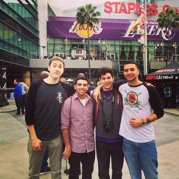 FaZeClan's tweet image. Lakers vs. Knicks tonight with the FaZe Leaders! @FaZeBanks @bananafone34 @FaZeCBass @FaZeTemperrr