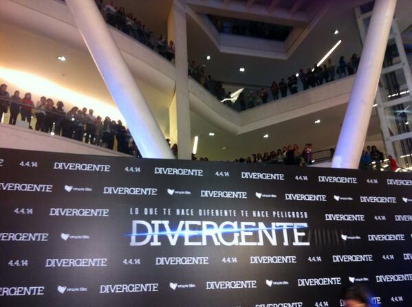 10chim's tweet photo. Alfombra roja de "Divergente". Está atascado de fans #PremiereDivergente #DivergentePremiere @shailenewoodley http://t.co/zxnxSYsXnT