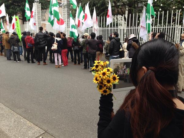 Save Our Place 遠くから見守る向日葵 私たちは学生によるヒマワリ革命 を応援します 今は日本国旗はいりません 一輪の向日葵で充分です Http T Co Kg5kqqscce