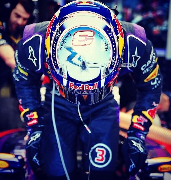 jorgehber's tweet photo. “@danielricciardo: Ready to go this weekend ✊ http://t.co/Wb9T75qU1R” emoji con dedicatoria a la FIA jaja