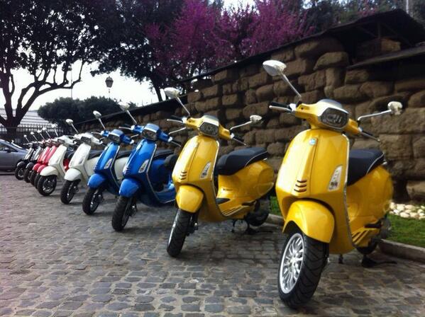VespaFrance's tweet image. Du jaune pour la #vespa #sprint