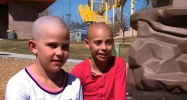 A3Noticias's tweet photo. Expulsan del colegio a una niña por raparse la cabeza en apoyo a su amiga con cáncer [VÍDEO] http://t.co/Yu5zkgIwRf http://t.co/qD4uaZEKs4