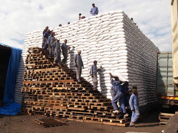 WFPSupplyChain's tweet image. In #Goma, we're not only delivering @WFP food... we're building pyramids, too! #DRC #logistics